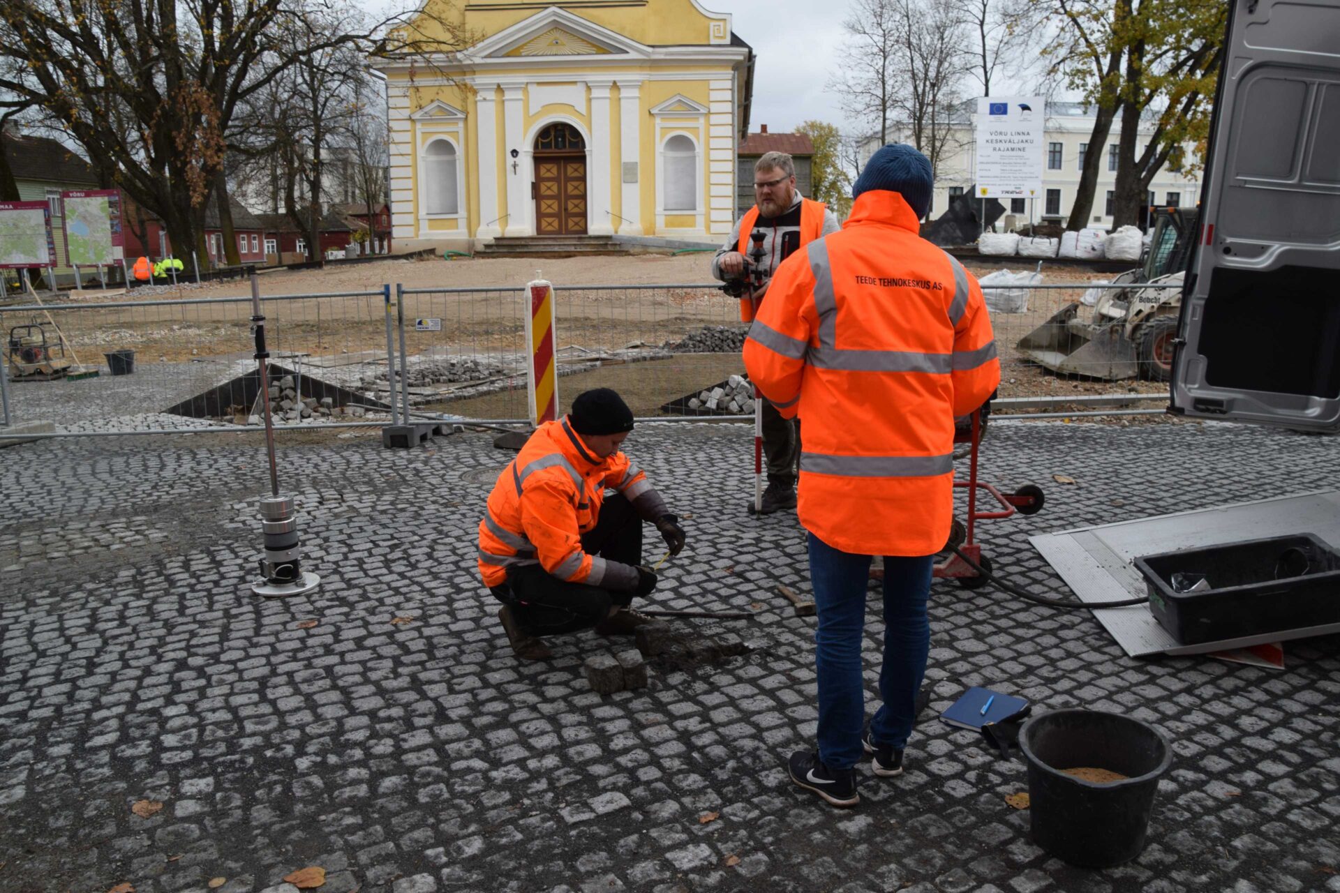 Võru keskväljaku, Jüri tänava murtud looduskivist katte defektide hindamine